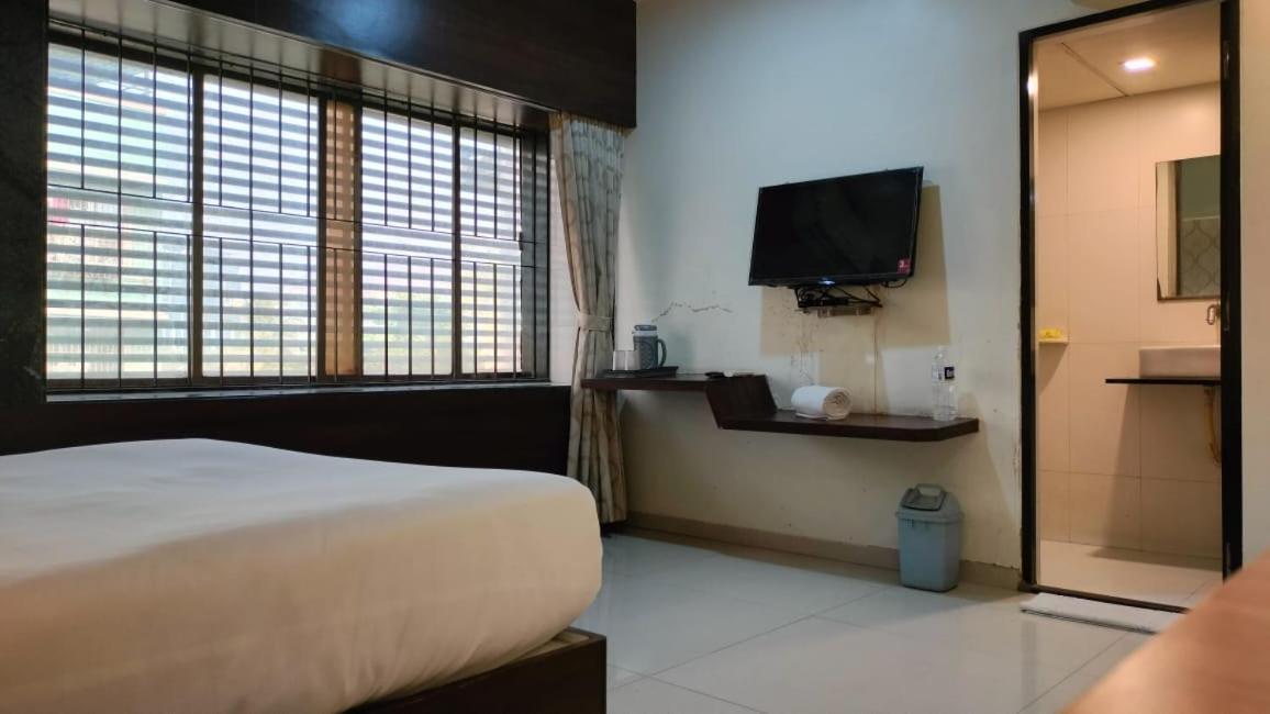 Hotel Sai Nidhi Executive-Mindspace Airoli Нави Мумбай Екстериор снимка