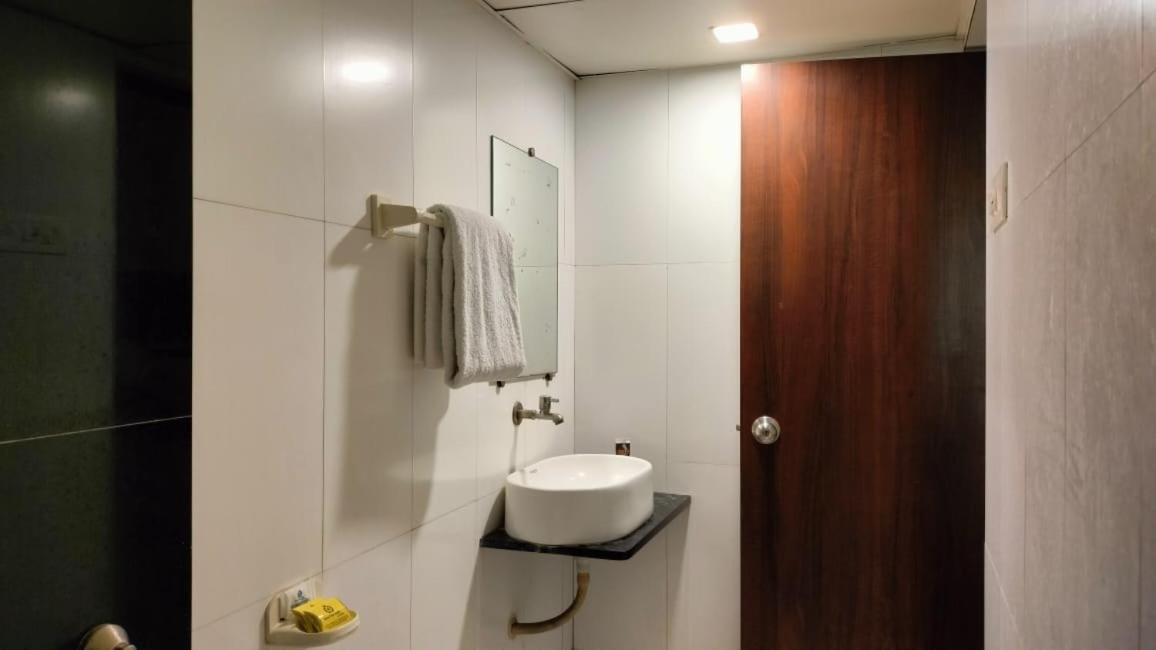 Hotel Sai Nidhi Executive-Mindspace Airoli Нави Мумбай Екстериор снимка