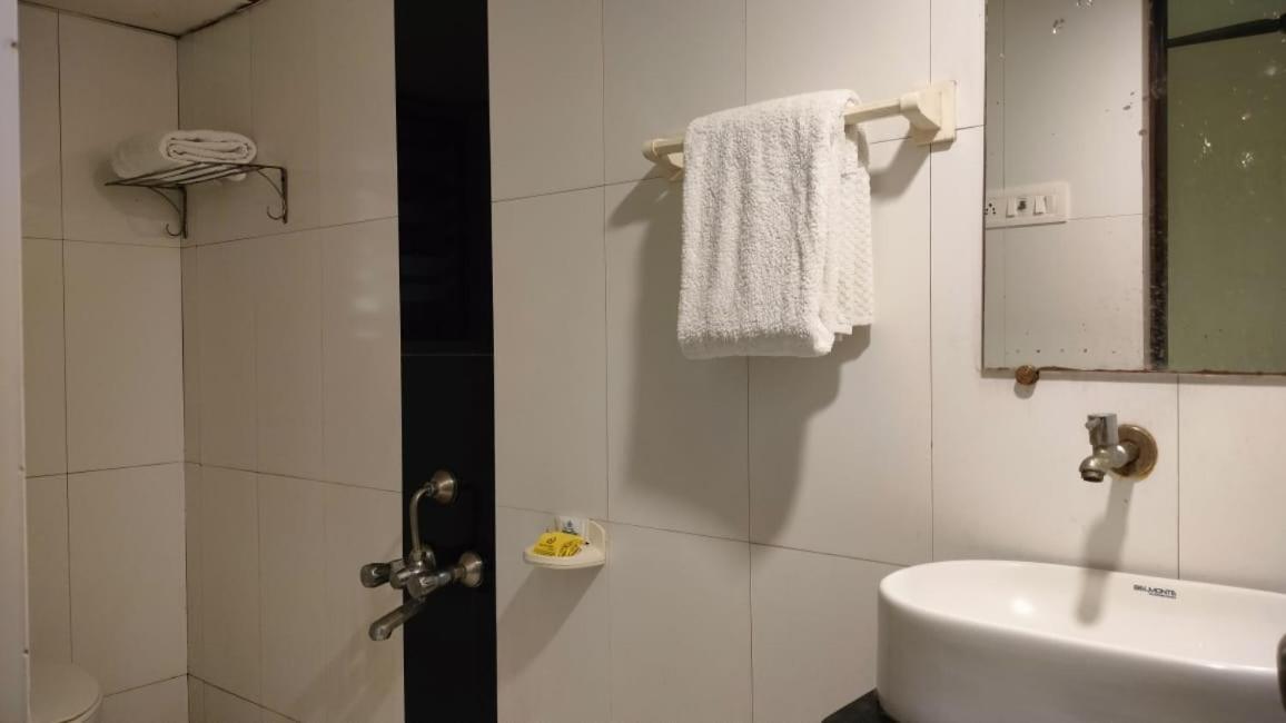 Hotel Sai Nidhi Executive-Mindspace Airoli Нави Мумбай Екстериор снимка